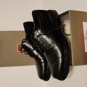 Men's cole haan shoe.  Black leather. Size 11D.. Weather proof.